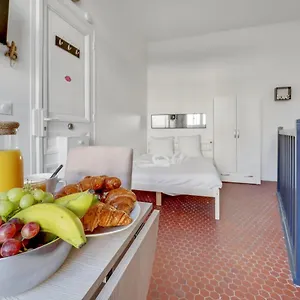 https://superbe-appartement-de-charme-au-coeur-du-xviieme-75017.fr-paris.fr
